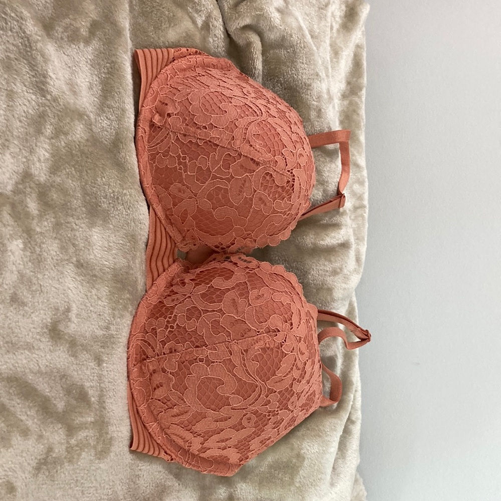 Peach lace VS very sexy padded bra size 32D